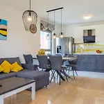 Fiorella 2 Bdr With Balcony * 扎达尔