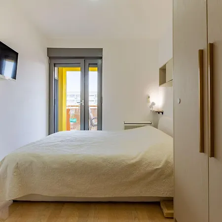 Fiorella 2 Bdr With Balcony Apartamento